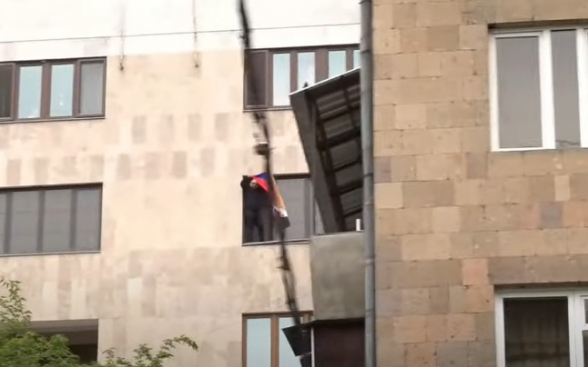 Քաղաքացիները պատուհաններից ողջունում են «Դիմադրություն» շարժման անդամներին (տեսանյութ)
